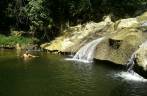 Refrescando-se em uma bela cachoeira, depois de muito caiaque e uma trilha para lá chegar (perto de Livingston, na Guatemala)